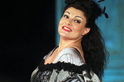 Τάνια Τρύπη: Η σαράντα ετών καριέρα, ο γάμος με τον μάνατζερ των Beatles, ο βιγκανισμός, τα τατουάζ και η μητρότητα