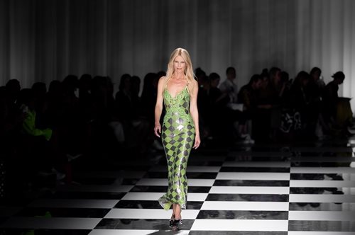 H εμφάνιση - έκπληξη της Κλόντια Σίφερ στο runway του Versace