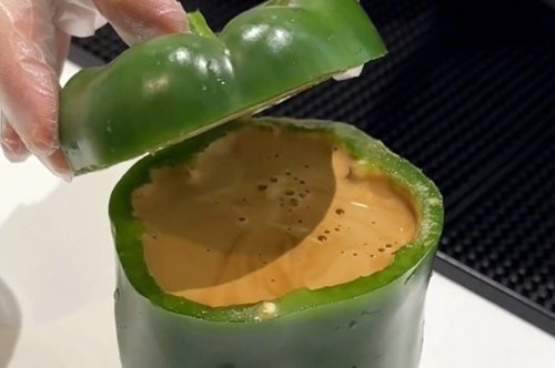 Τι λες τώρα! Σε αυτήν την καφετέρια δε σερβίρουν καφέ σε κούπες αλλά... σε πιπεριές