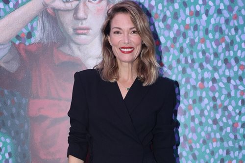 Η Βίκυ Καγιά με μαύρο mini φόρεμα διά χειρός Celia Kritharioti στο κόκκινο χαλί του Φεστιβάλ Καννών