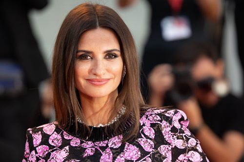 Υψηλή ραπτική, old Hollywood, genderless μόδα: Όλα όσα ξεχωρίσαμε από το κόκκινο χαλί του φεστιβάλ Βενετίας