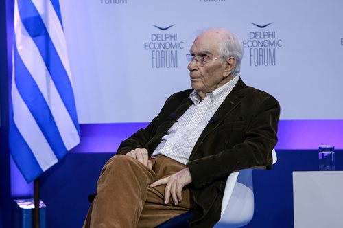 Ο Γεώργιος Μπαμπινιώτης αποχαιρετά τον αείμνηστο Χρήστο Γιανναρά.