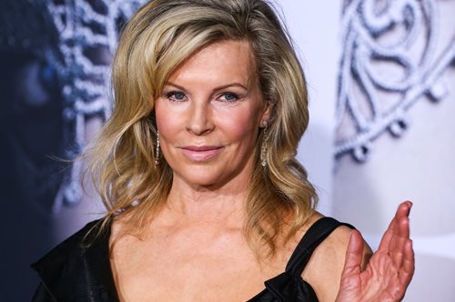 Κιμ Μπάσιντζερ: Γιατί όλοι ασχολούνται με τις πλαστικές της 69χρονης σταρ και όχι με την ευτυχία της;