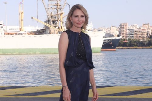 Τζένη Μπαλατσινού: Η casual εμφάνιση με τζιν bermuda shorts στο κέντρο της Αθήνας