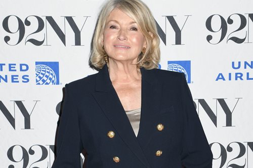 H Μάρθα Στιούαρτ στα 82 (προφανώς) έχει ανακαλύψει την μαγική φόρμουλα της νεότητας