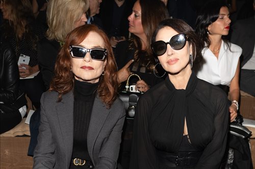 Η 59χρονη Μόνικα Μπελούτσι και η 70χρονη Ιζαμπέλ Ιπέρ πιασμένες χέρι-χέρι και φυσικά... αγέραστες