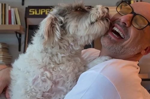 Ο Νίκος Μουτσινάς μας δείχνει το σπίτι του: Φουλ χρώμα και πολλά βιβλία