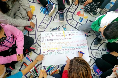 Mια διαφορετική βιβλιοθήκη που έχει σχοινιά με απλωμένα βιβλία αντί για ράφια