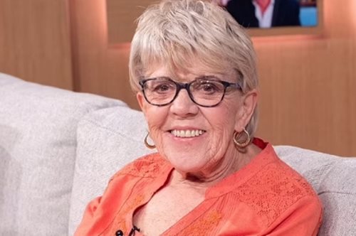 83χρονη Βρετανή παράτησε τον 37χρονο σύντροφο της - ''Κουράστηκα να του μαγευρεύω και να του καθαρίζω''