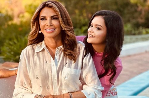 Η κόρη της Μιμής Ντενίση φόρεσε το πιο trendy παντελόνι για όλους τους σωματότυπους