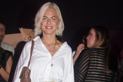 Ο σύγχρονος τρόπος για να φορέσεις ένα λευκό πουκάμισο σε βραδινή έξοδο σύμφωνα με τη Χριστίνα Κοντοβά