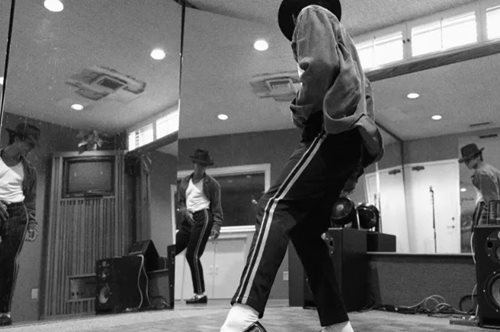 O ανιψιός του Μάικλ Τζάκσον είναι ο κλώνος του βασιλιά της ποπ