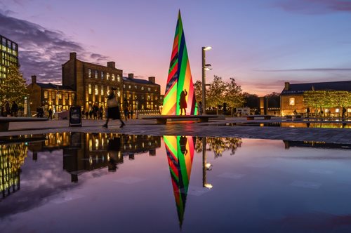 Λονδίνο: Ένα Χριστουγεννιάτικο δέντρο - έργο τέχνης φωτίζει μοναδικά την Μητρόπολη