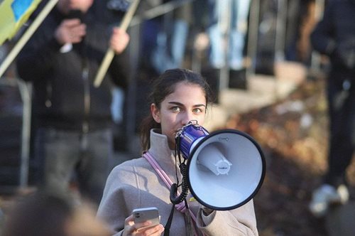 Η 26χρονη Ρομίνα Πουρμοχταρί γίνεται η νεότερη Υπουργός στη Σουηδία