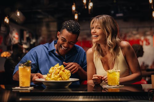 Η νέα καμπάνια των TGI Fridays είναι μια γιορτή αυθεντικότητας και απόλαυσης