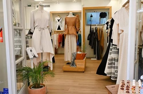 Η Ioanna Kourbela παρουσίασε τη συλλογή της Summer Dance