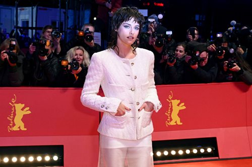 Κρίστεν Στιούαρτ: Μόνον εκείνη μπορεί να φορέσει το λευκό Chanel σακάκι τόσο...ανατρεπτικά