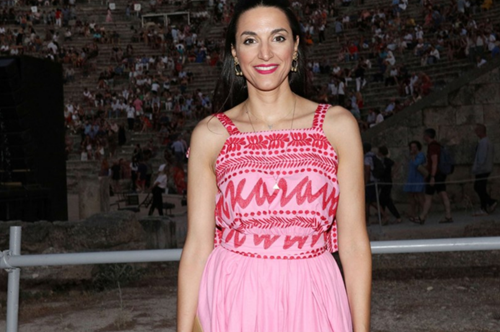 Η Κατερίνα Ευαγγελάτου μ' ένα καλοκαιρινό φόρεμα στο χρώμα - τάση της σεζόν