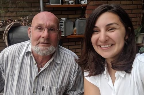 Η προσφυγοπούλα που έψαξε και βρήκε τον άντρα που της αγόρασε ένα ποδήλατο όταν ήταν 5 χρονών