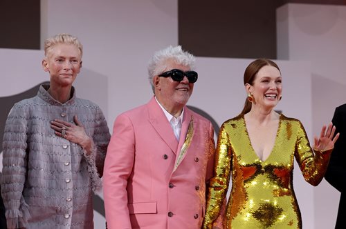 Φεστιβάλ Βενετίας 2024: Τζούλιαν Μούρ, Τίλντα Σουίντον και Πέδρο Αλμοδοβάρ αποθεώθηκαν με ένα χειροκρότημα 17 λεπτών