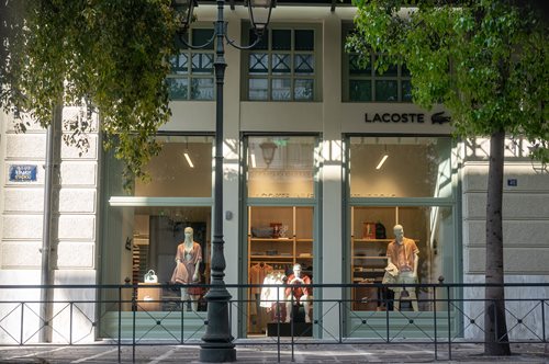 Ο εμβληματικός χώρος του Μεγάρου Αρσακείου υποδέχεται τη Lacoste