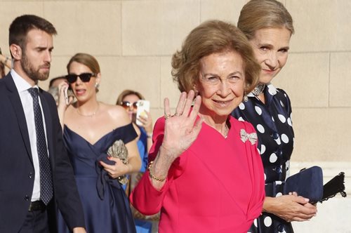 Βασίλισσα Σοφία: Ο σχεδιαστής που υπογράφει το φούξια φόρεμα που έβαλε στον γάμο της Θεοδώρας