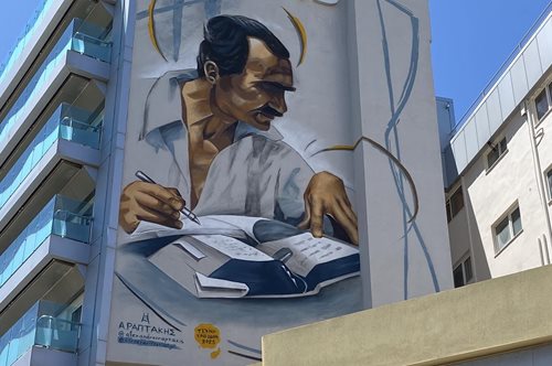 Ηράκλειο: Με θέα την πόλη της καρδιάς του, η τοιχογραφία του Νίκου Καζαντζάκη