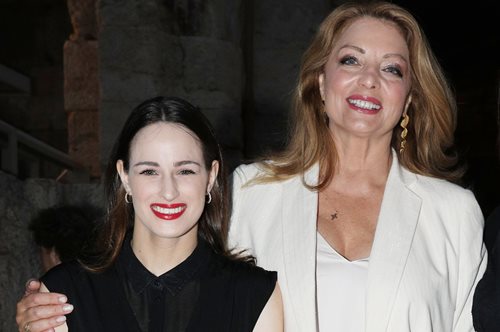 Άντζελα Γκερέκου - Μαρία Βοσκοπούλου: Μαμά και κόρη με αέρινα μαύρα φορέματα στο Ηρώδειο