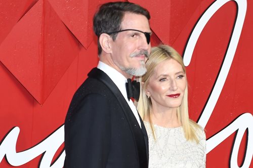 Ο Παύλος Γλύξμπουργκ ποζάρει στα Βρετανικά Βραβεία Μόδας, φορώντας τη νέα του καλύπτρα ματιού