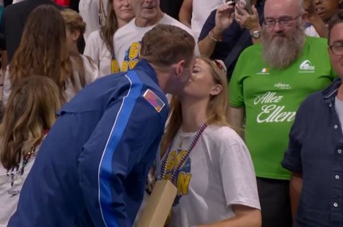 Μια υπέροχη στιγμή: Ο Αμερικανός κολυμβητής Ράιαν Μέρφι μαθαίνει το φύλο του μωρού του μόλις κερδίζει το μετάλλιο.