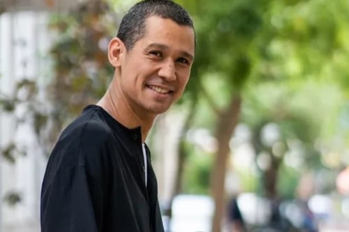 Ο Σωτήρης Κοντιζάς φωτογραφίζει την κατάξανθη κόρη του να τρώει τραχανά