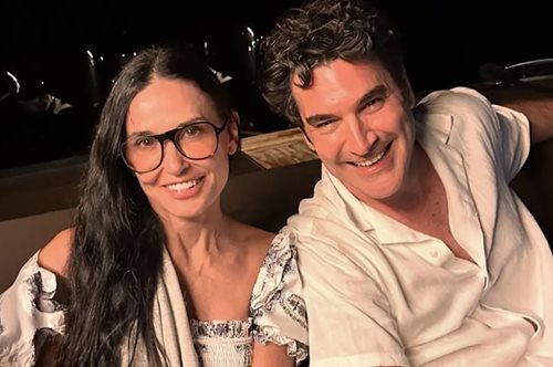 Ο Χριστόφορος Παπακαλιάτης φωτογραφίζεται με την Ντέμι Μουρ στους Παξούς