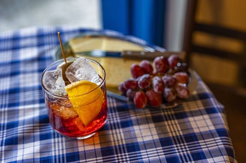 Γιατί ανοίγουν τόσα πολλά wine bars και spritzερίες στην Αθήνα