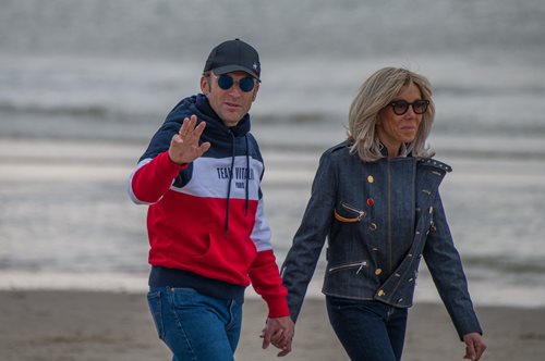 Η Μπριζίτ Μακρόν επιστρέφει με μια νέα κλασική εκδοχή του Parisian Chic