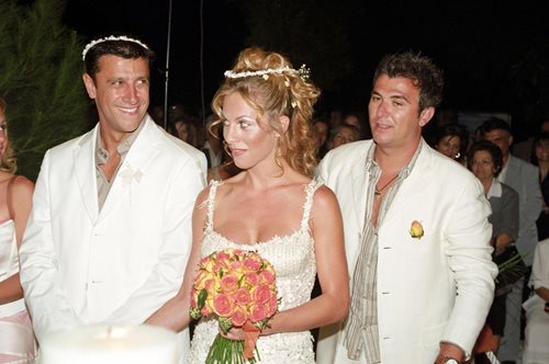 Έτος 2004 | Η 24χρονη Ντορέττα Παπαδημητρίου στο γάμο της με κουμπάρο τον Αντώνη Ρέμο - το ρομαντικό νυφικό στυλ