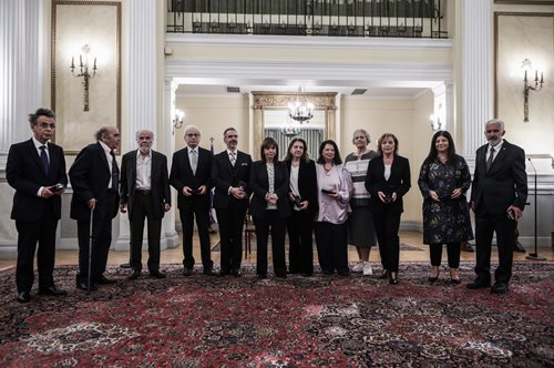 H Πρόεδρος της Δημοκρατίας παρασημοφόρησε ανθρώπους των Γραμμάτων και των Τεχνών