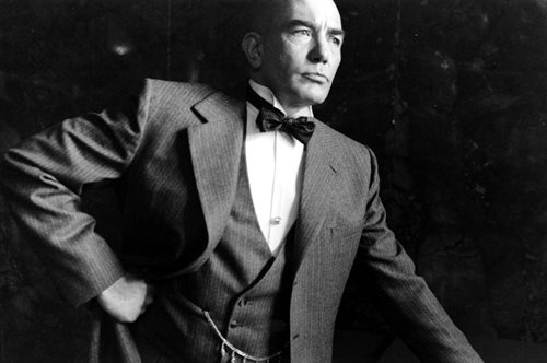 Άλμπερτ Φίνεϊ: Τρεις γάμοι, άπειρα λίτρα αλκοόλ και μια βαθιά περιφρόνηση για το Βρετανικό Στέμμα