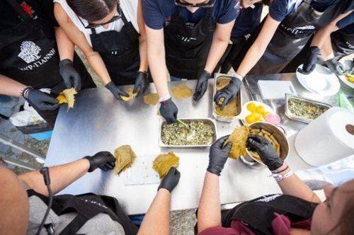 Βιωματικός τουρισμός: όταν οι τουρίστες τυλίγουν ντολμαδάκια και πατούν σταφύλια