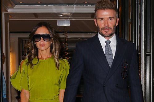 Η Βικτόρια Μπέκαμ γιορτάζει τα 49α γενέθλιά της με μία σπάνια φωτογραφία που χαμογελάει