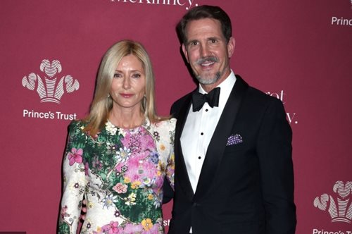 Η Mαρί Σαντάλ με puff sleeve φόρεμα και τα αγαπημένα παπούτσια των Γαλλίδων για αυτή την περίοδο