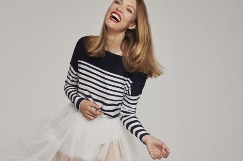 Βίκυ Καγιά: Το καλοκαιρινό look με see-through μπλούζα και micro ψηλόμεσο σορτς