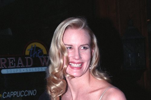 Ντάριλ Χάνα: Ο φλογερός έρωτας με τον Τζον Κένεντι Τζούνιορ, και ο γάμος της με τον 79χρονο θρύλο της φολκ Νιλ Γιανγκ