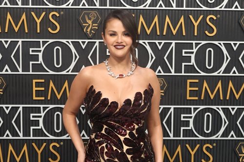 Emmy Awards 2024: Τα ωραιότερα beauty looks στο κόκκινο χαλί είχαν όλα ένα κοινό