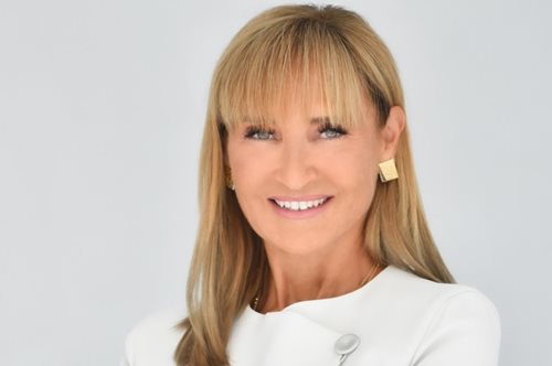 Η Μάρα Ζαχαρέα με λευκή faux γούνα που είναι ιδανική για τις ημέρες με πολύ κρύο