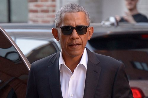 Ο Μπαράκ Ομπάμα στη Σίφνο πίνει ποτό στα σοκάκια του νησιού