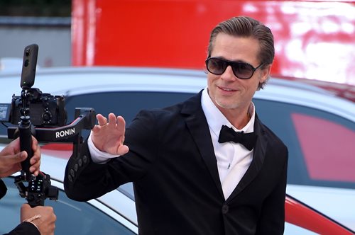 Ουρλιαχτά στο κόκκινο χαλί: Ο Μπραντ Πιτ μόλις εμφανίστηκε στο Φεστιβάλ της Βενετίας