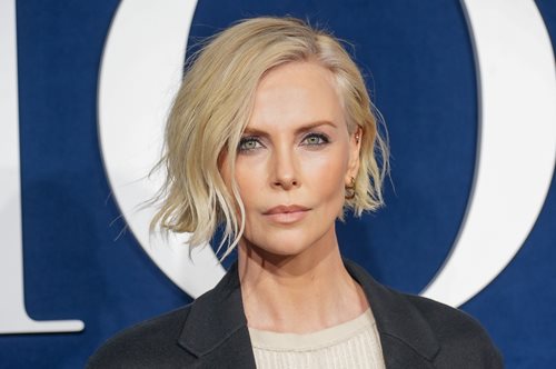 Σαρλίζ Θερόν: Η αντισυμβατική εμφάνιση στην Εβδομάδα Μόδας στο Παρίσι