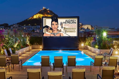 Pool Your Cinema: θερινό σινεμά με θέα τον Λυκαβηττό, δίπλα στην πισίνα στο ξενοδοχείο Μεγάλη Βρετανία