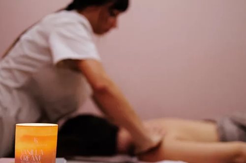 Candle Massage: Το τελετουργικό χαλάρωσης που θα σε απαλλάξει από το στρες