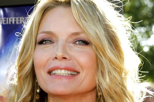 Η Μισέλ Φάιφερ υιοθέτησε το πιο νεανικό κούρεμα για γυναίκες άνω των 60